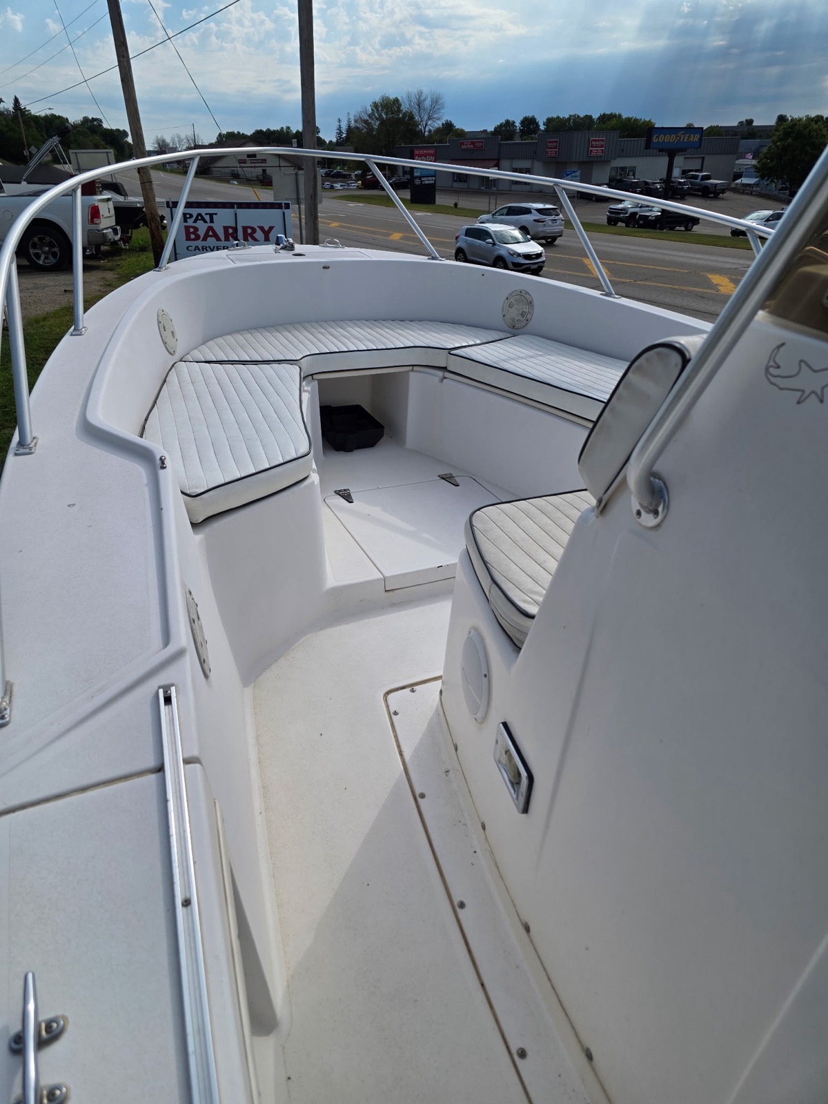 Bow with wrap-around cushioned seating and bow rail